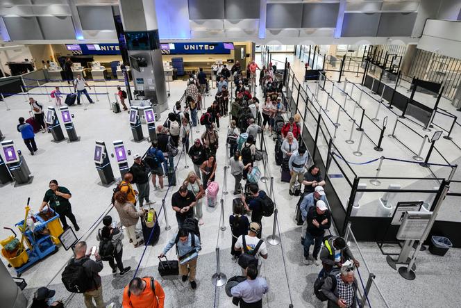 Fila para passar pela segurança no Aeroporto de Houston, Estados Unidos, 29 de março de 2026.