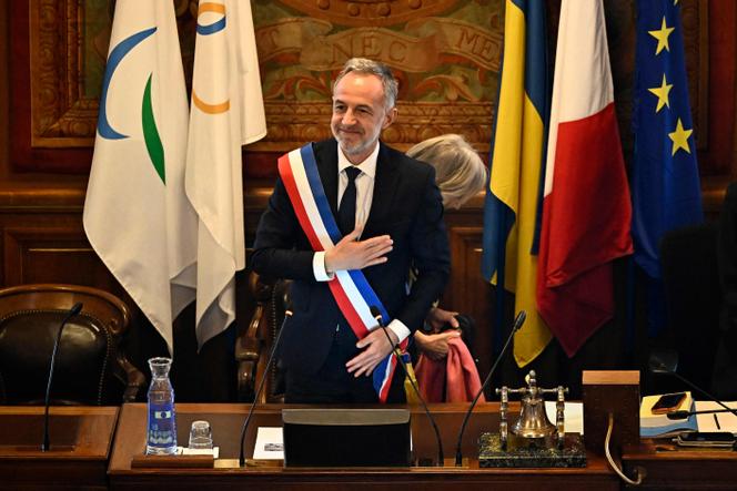 Le nouveau maire de Paris, Emmanuel Grégoire, salue le conseil municipal lors de la séance inaugurale à l’Hôtel de Ville de Paris, le 29 mars 2026. 