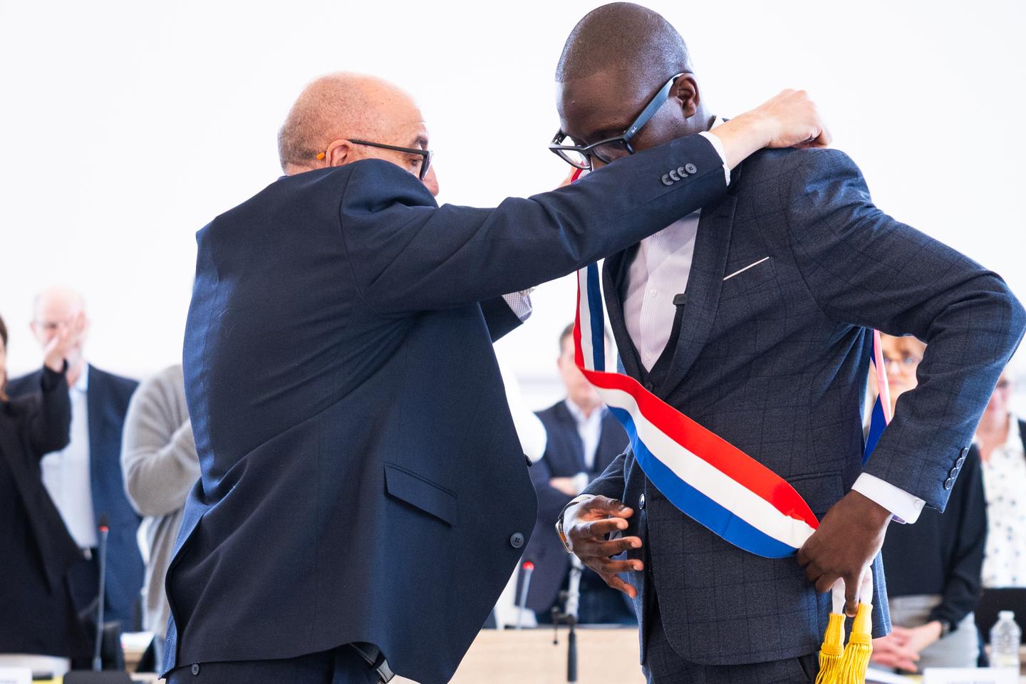 entre attaques racistes et alternances sous tension, les nouveaux élus « insoumis » s’installent dans un climat électrique