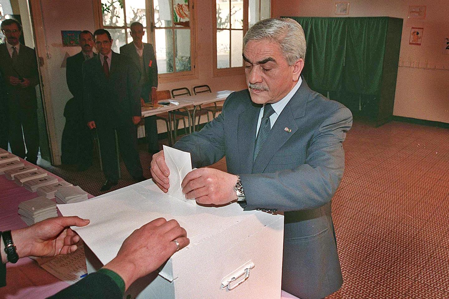 Liamine Zéroual, ancien président et visage de l’Etat algérien durant la « décennie noire », est mort Liamine Zéroual, ancien président et visage de l’Etat algérien durant la « décennie noire », est mort