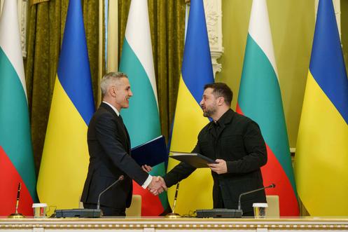 O primeiro-ministro búlgaro Andrei Giourov e Volodymyr Zelensky em Kiev em 30 de março de 2026.