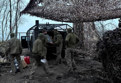 Des artilleurs ukrainiens près de la ligne de front de Pokrovsk, dans la région de Donetsk, le 30 mars 2026.