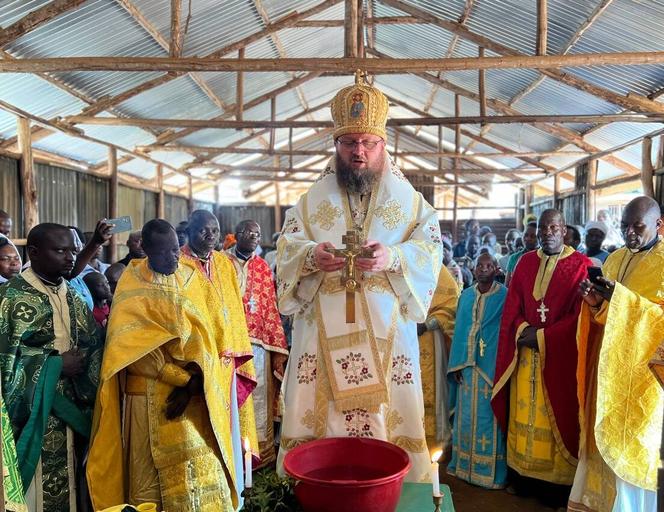 Sur une photo diffusée par l’exarchat africain du patriarcat de Moscou, le métropolite Constantin, exarque patriarcal d’Afrique, à la paroisse Saint-Alexandre-Nevski du village d’Oyani, au Kenya, le 18 janvier 2025.