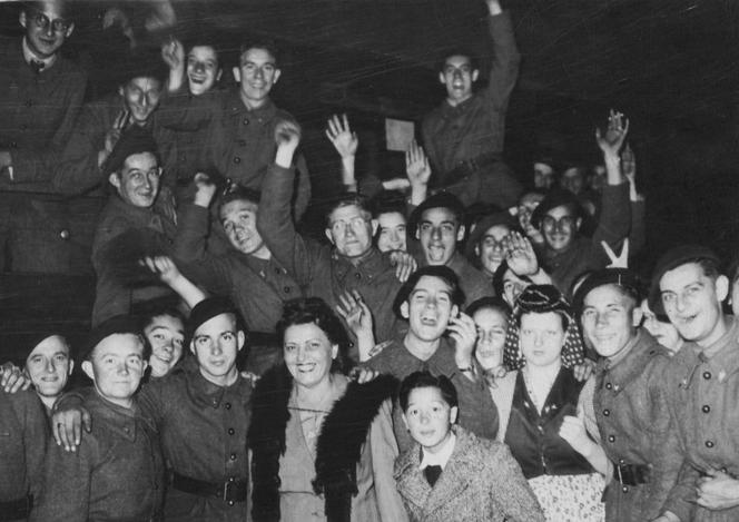 Partida de um contingente de voluntários, em outubro de 1943, na Frente Oriental, foto retirada do documentário “Les Soldats français du Reich”, de Jean Bulot.