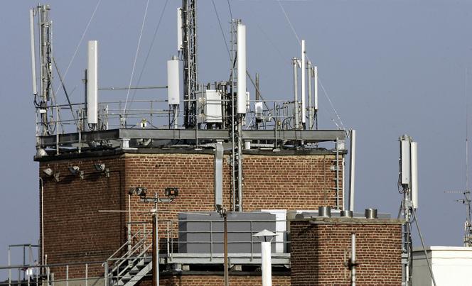 Des antennes de téléphonie mobile, à Lille, le 4 janvier 2006.