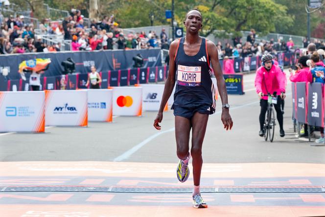 Le Kényan Albert Korir, lors du marathon de New York, le 5 novembre 2023.