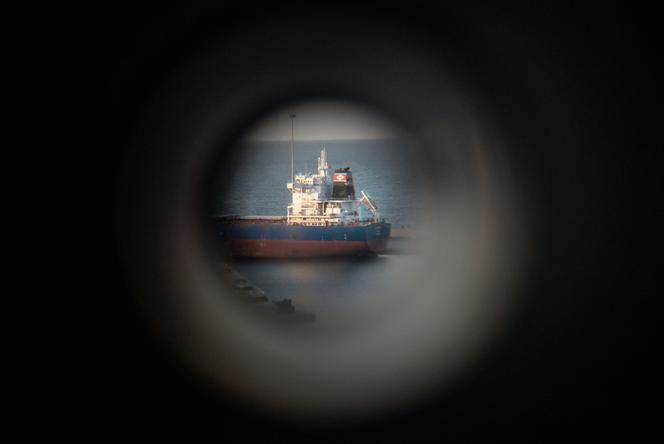 Um petroleiro ancorado no ancoradouro de Mascate, 29 de março de 2026. 