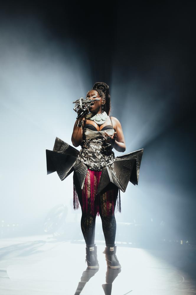 A artista Theodora, no Zénith de Paris, 29 de março de 2026.