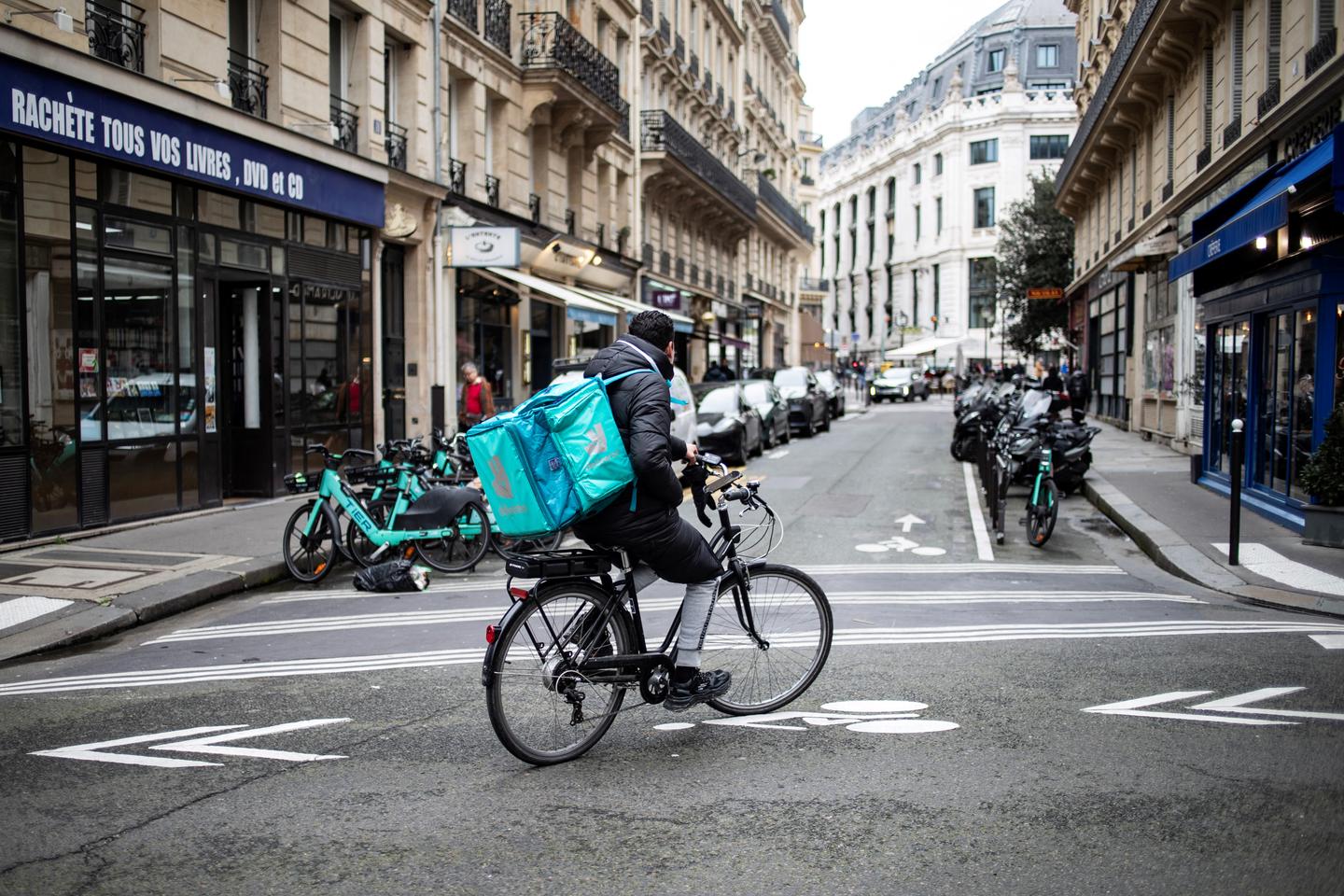 Semaines de soixante-trois heures, moins de 1 000 euros net par mois : une enquête alerte sur les conditions de travail des livreurs à vélo