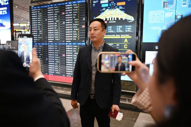 Zhao Bin, um empresário chinês, fala à mídia antes de embarcar no primeiro voo para a Coreia do Norte desde 2020, no aeroporto de Pequim, em 30 de março de 2026.