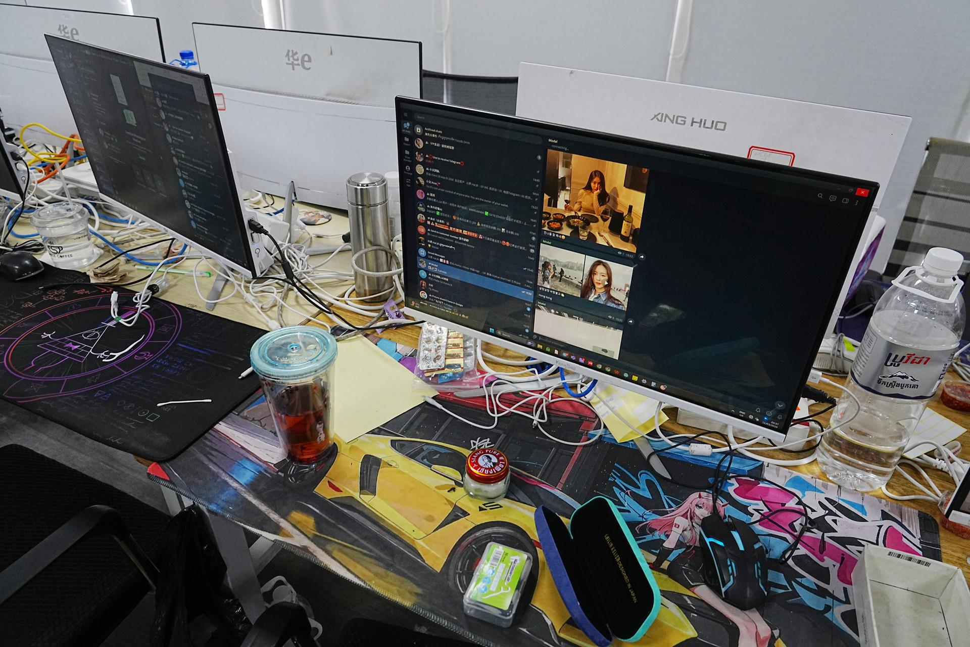 Matériel utilisé dans un centre de cyberarnaque, à Phnom Penh, le 11 mars 2026.