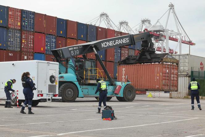 Des douaniers inspectent un conteneur au port de Dunkerque, à Loon-Plage (Nord), le 27 mars 2026.