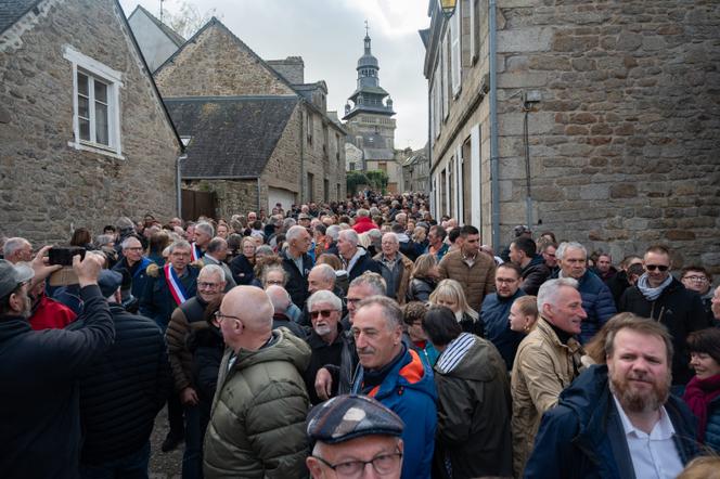 Rassemblement en soutien au maire démissionnaire, Olivier Pellan, à Moncontour (Côtes-d’Armor), le 30 mars 2026.