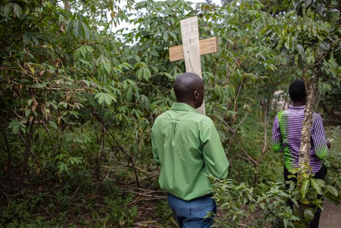 Funérailles de deux civils tués près de la frontière avec la République démocratique du Congo par des assaillants en fuite que les autorités pensent appartenir aux Forces démocratiques alliées (ADF), à Mpondwe (Ouganda), le 18 juin 2023.