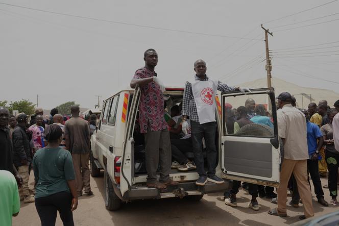 Des personnes se rassemblent sur les lieux de l’attaque armée perpétrée dimanche soir dans le quartier de Gari Ya Waye, à Jos, au Nigeria, le 30 mars 2026.