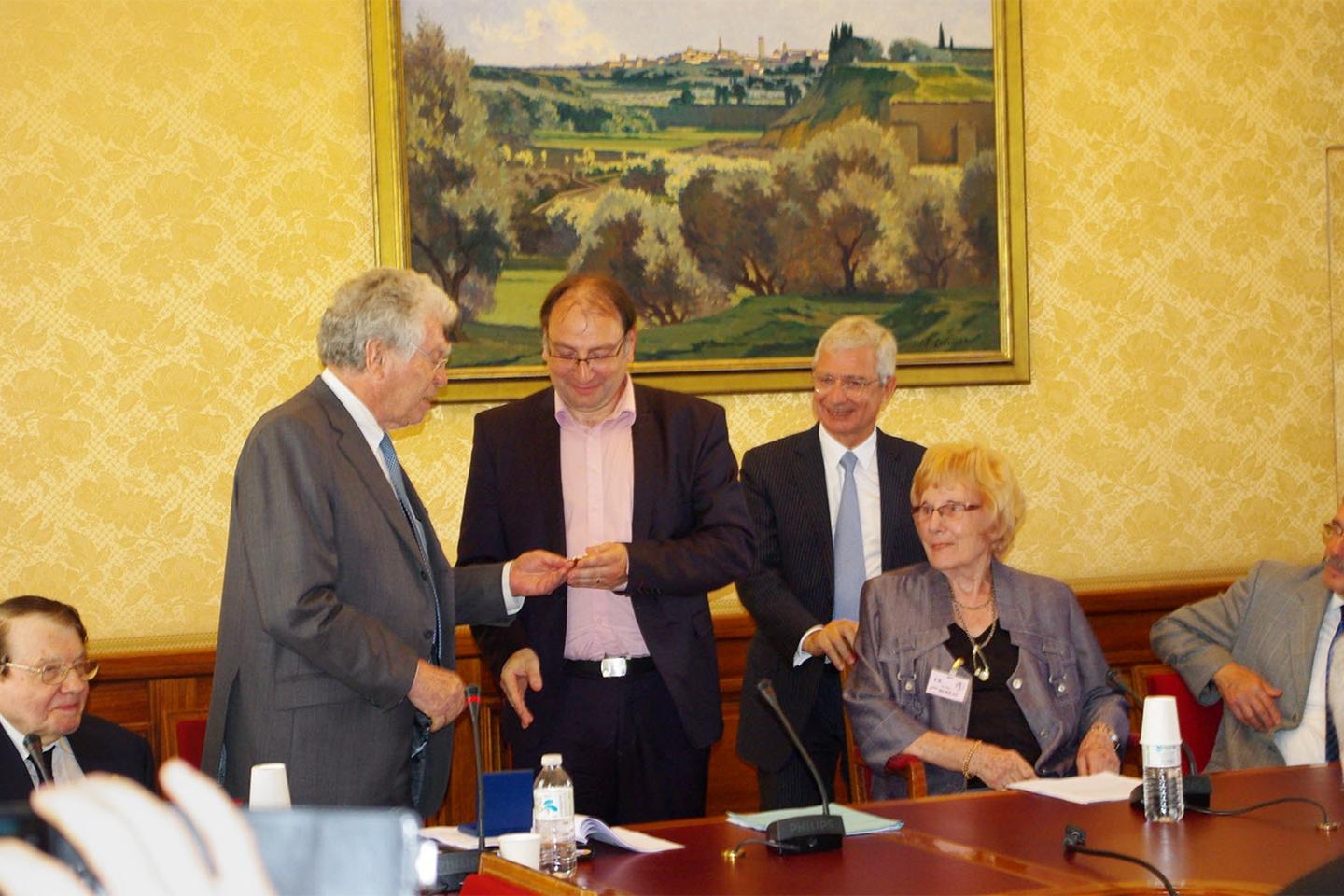 La médaille de l’imposture : comment un professeur s’est inventé un prix international de toutes pièces