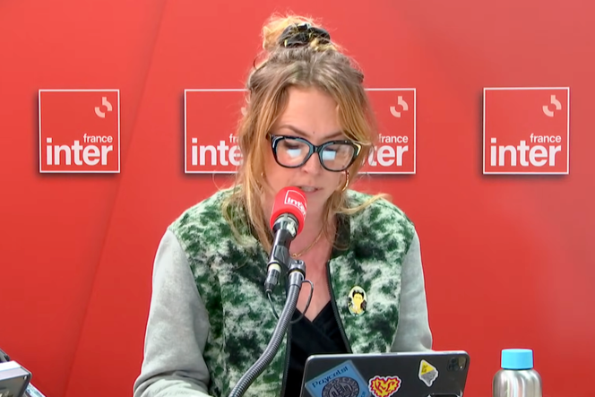 Capture d’écran de l’humoriste Julie Conti sur France Inter, lors d’une émission diffusée le 18 mars 2026.