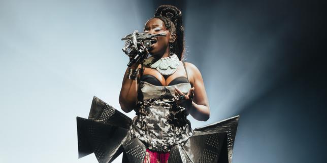 Au Zénith de Paris, Theodora crée la surprise avec Gims