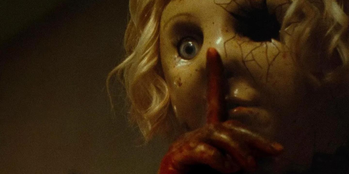 Dolly, la créature étrange qui voulait faire d'une jeune femme son bébé