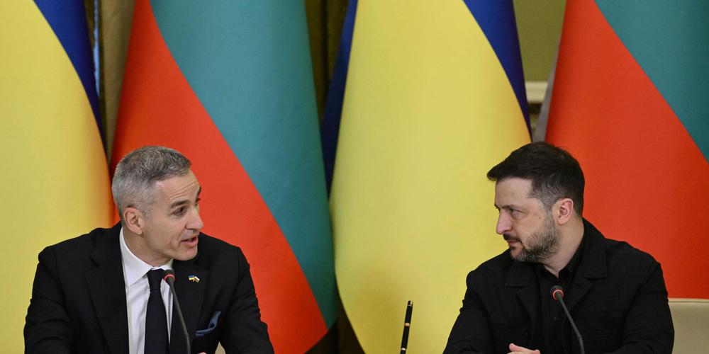 Le président ukrainien Volodymyr Zelensky et le premier ministre bulgare Andrey Gyurov, à Kiev le 30 mars 2026. - GENYA SAVILOV / AFP