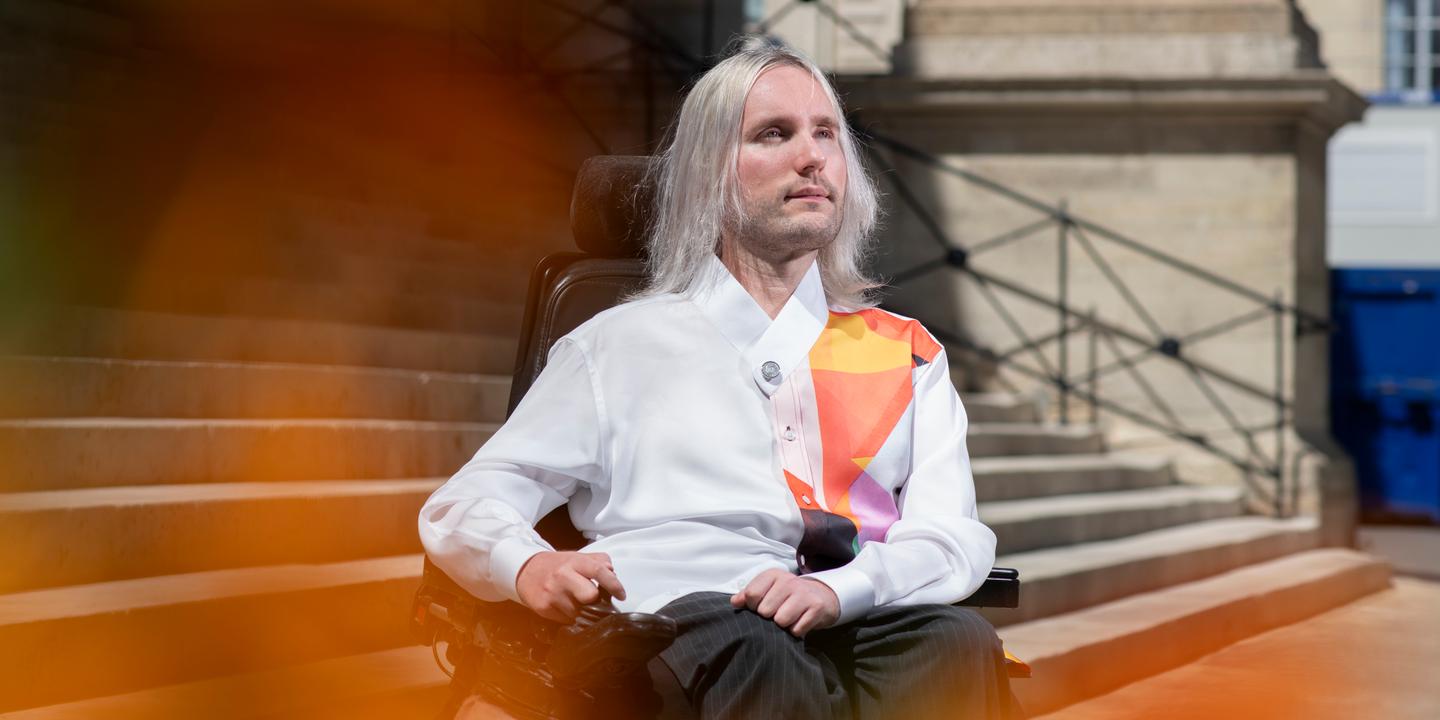 Tom Bry, chevalier doctorant et militant animaliste : un parcours unique dans le monde du handicap