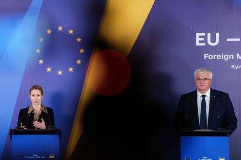 A Alta Representante da União Europeia para os Negócios Estrangeiros, Kaja Kallas, fala durante uma conferência de imprensa com o Ministro dos Negócios Estrangeiros ucraniano, Andrii Sybiha, após a reunião informal do Conselho dos Negócios Estrangeiros da UE em Kiev, Ucrânia, em 31 de março de 2026.