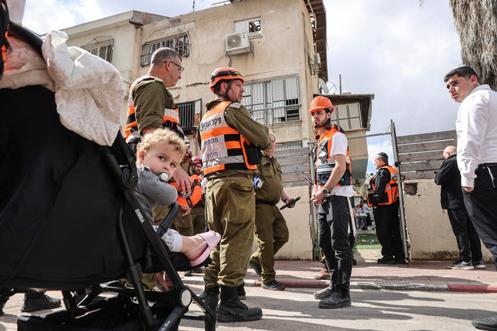 Sur le site d’une frappe iranienne, dans un quartier résidentiel, à Bnei Brak (Israël), le 31 mars 2026.