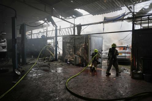 Lors d’un incendie après une alerte aux missiles, à Petah Tikva (Israël), le 31 mars 2026.