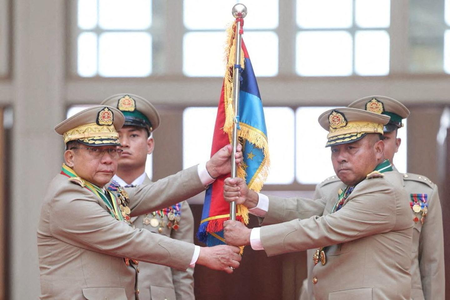 Birmanie : le chef de la junte, Min Aung Hlaing, tombe le treillis pour devenir président du pays