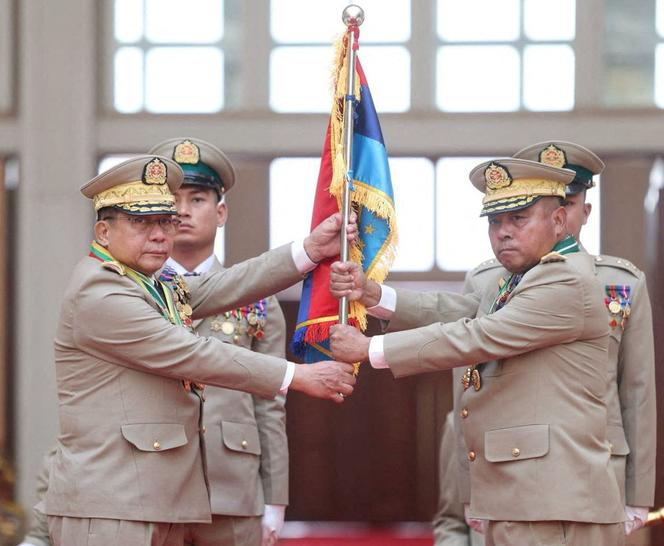 O General Min Aung Hlaing, chefe da junta birmanesa, apresenta uma bandeira ao novo comandante-chefe, General Ye Win Oo, em Naypyidaw, Birmânia, 30 de março de 2026 (foto fornecida pelo exército birmanês). 