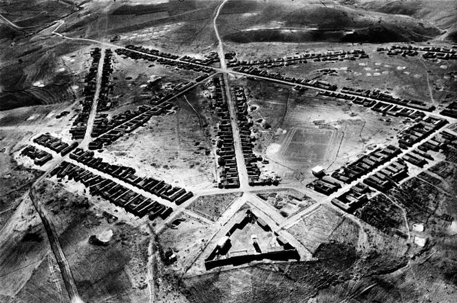 Camp de regroupement du Mezdour, en octobre 1960.