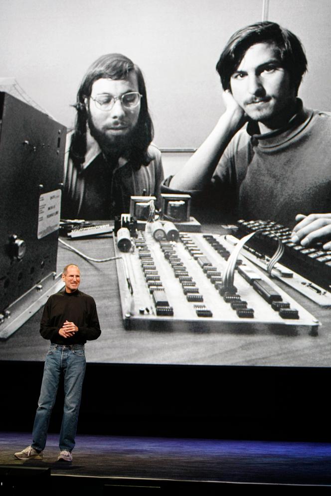 Steve Jobs présente une photographie d’archive de Steve Wozniak et de lui-même, lors d’une conférence à San Francisco (Californie), le 27 janvier 2010. 