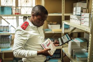 Thulanu Ernest Kunene, infirmier, gère les stocks de lénacapavir à la clinique de Luyengo, à une quinzaine de kilomètres de Lobamba, le 17 mars 2026.