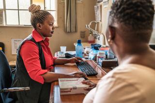 Une infirmière avec une patiente, travailleuse du sexe, qui a reçu sa première dose de lénacapavir, à la clinique de Lobamba, le 17 mars 2026.