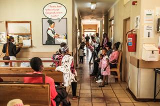 Des patients, essentiellement des femmes, à la clinique de Lobamba, le 17 mars 2026.