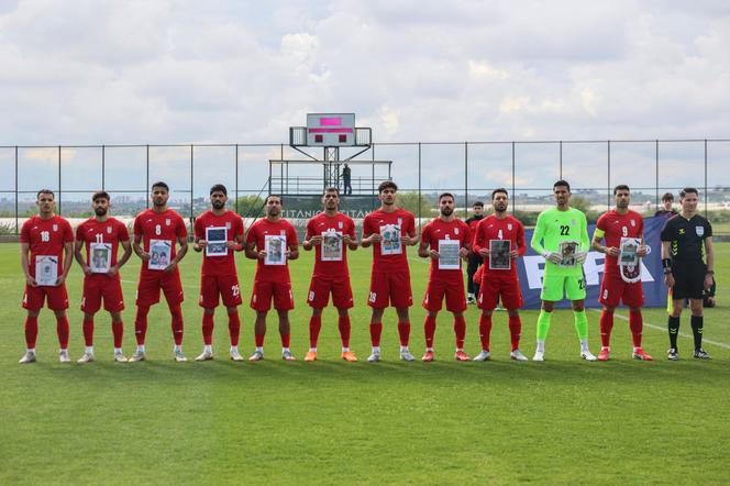 Les joueurs de l’équipe nationale de football iranienne posent en montrant des photos d’enfants qui auraient été tués lors de frappes américaines en Iran, avant un match amical de football entre l’Iran et le Costa Rica, à Antalya, dans le sud de la Turquie, le 31 mars 2026.