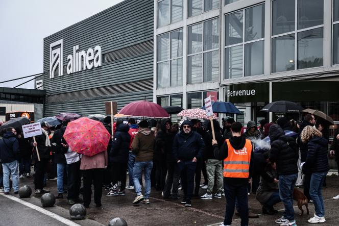Rassemblement des employés de l’enseigne d’ameublement Alinea, à Aubagne (Bouches-du-Rhône), le 14 février 2026.