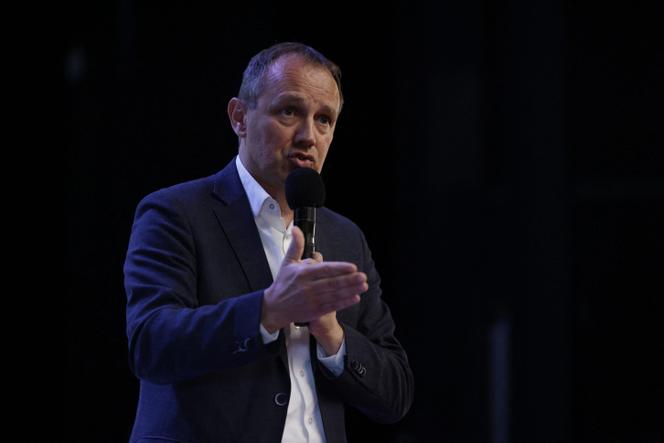 Le maire de Salon de Provence, Nicolas Isnard, lors d’une réunion du collectif « maires de Provence », à Saint-Victoret (Bouches-du-Rhône), le 30 mars 2026. 