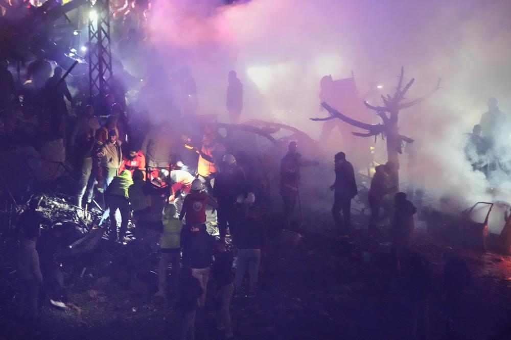 Des secouristes sur le site d’une frappe aérienne israélienne, à Beyrouth, le 1ᵉʳ avril 2026. - HUSSEIN MALLA/AP