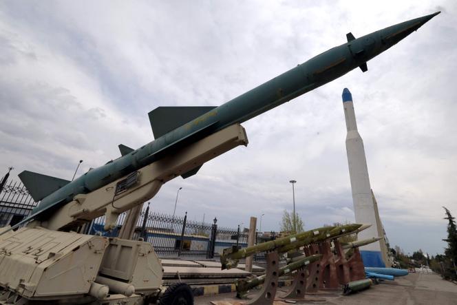 Des maquettes de missiles iraniens sont exposées devant le Musée de la défense, à Téhéran, le 31 mars 2026.