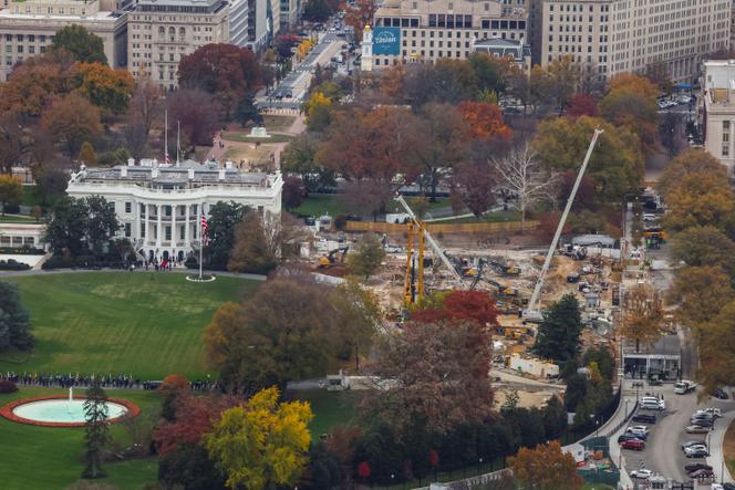 La démolition de l’aile est de la Maison Blanche pour y construction une salle de bal proposée par le président américain Donald Trump, à Washington, DC, le 15 novembre 2025.