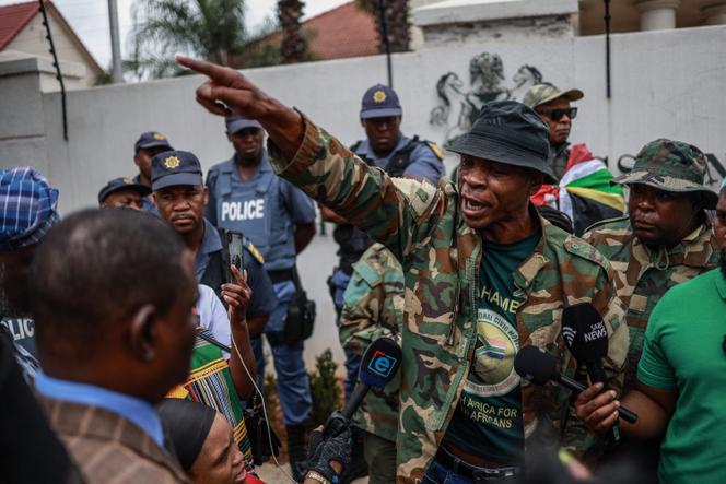 Manifestation contre la consécration, dans la province du Cap-Oriental, d’un représentant de la diaspora nigériane comme chef traditionnel Igbo, à Pretoria (Afrique du Sud), le 31 mars 2026.