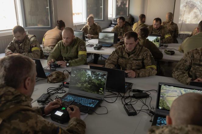 Soldados ucranianos das Forças de Assalto Aerotransportadas treinam em simulações de drones em um centro de treinamento localizado em local não revelado em 27 de março de 2026, em meio à invasão russa da Ucrânia.