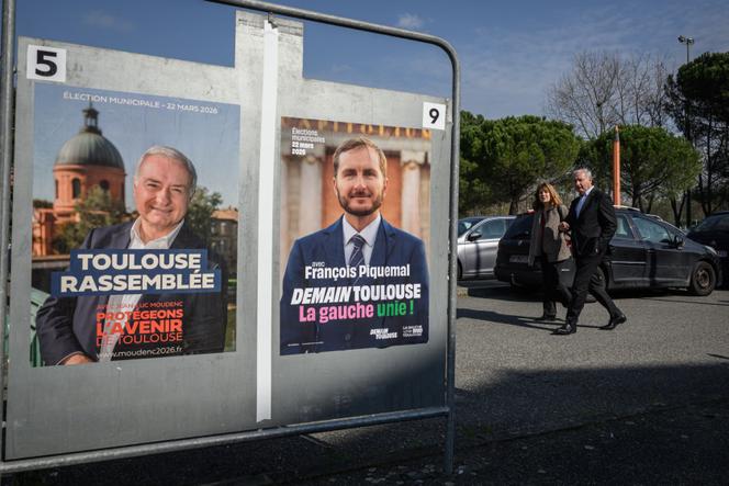 Jean-Luc Moudenc, maire sortant de Toulouse et candidat de la coalition de centre droit-droite à sa réélection, se rend au bureau de vote pour le second tour des élections municipales, à Toulouse, le 22 mars 2026.