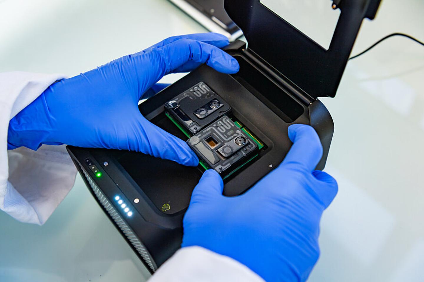 Le président Macron, l’ADN et un message secret transféré entre la France et le Japon Le président Macron, l’ADN et un message secret transféré entre la France et le Japon