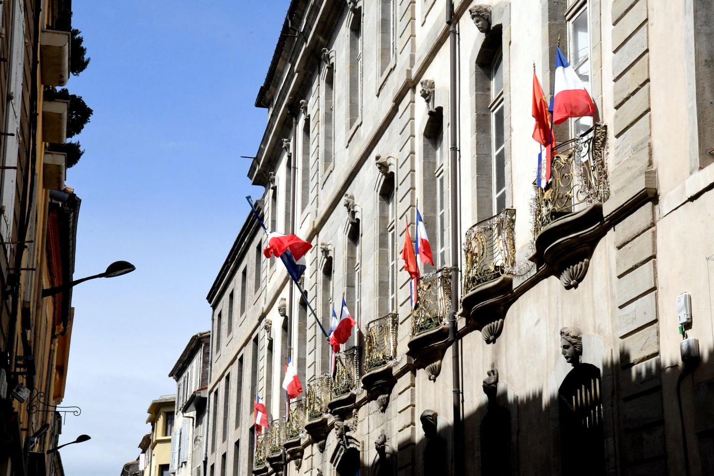 Retraits de drapeau européen des mairies RN : l’extrême droite se divise sur la question du souverainisme