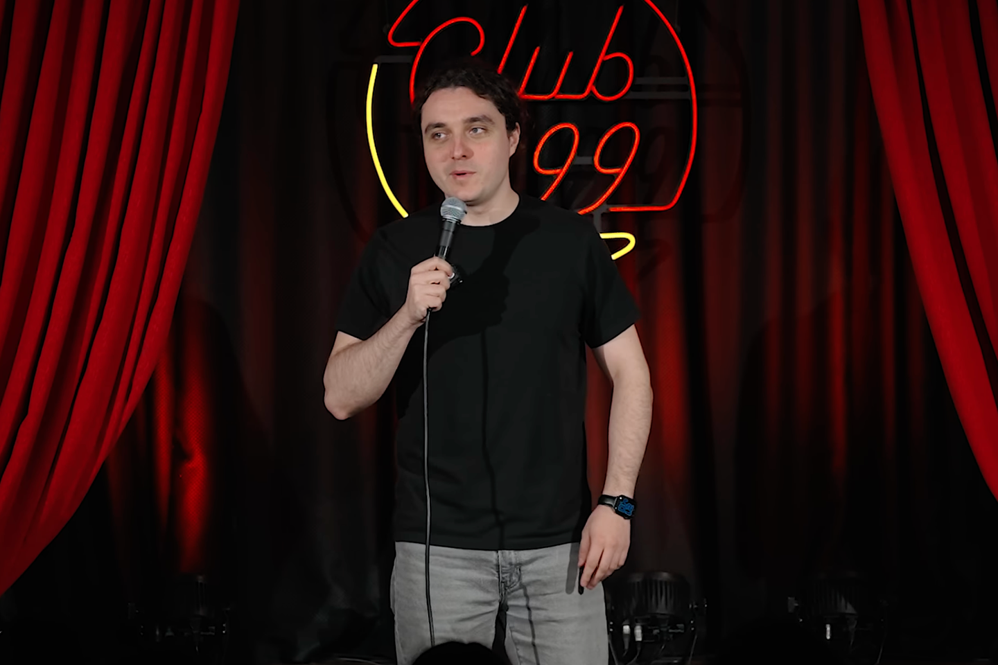 Dragos, le comique roumain qui aimerait rassembler l’Europe autour du rire