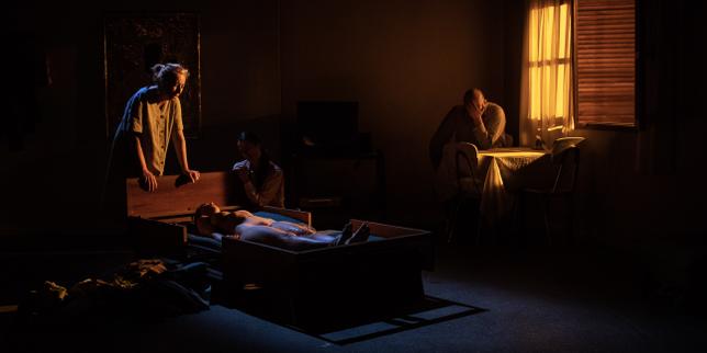 Avec « Goodbye Lindita », la catharsis trop stratégique de Mario Banushi à l’Odéon-Théâtre de l’Europe