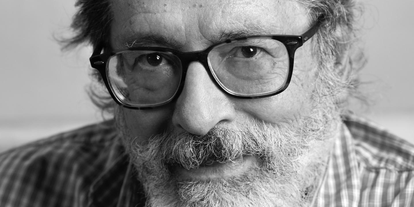 Portrait de César Aira, l'écrivain argentin au génie littéraire vertigineux