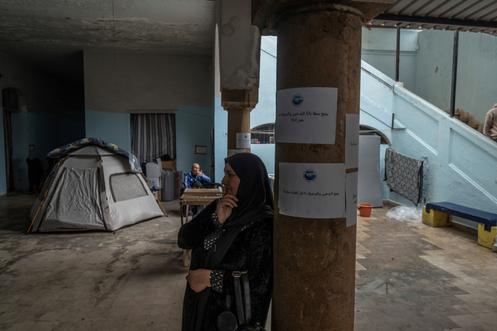 Dans la cour de l’ancien tribunal de Sidon, au Liban, transformé en abri temporaire pour environ 400 personnes déplacées, le 1ᵉʳ avril 2026.